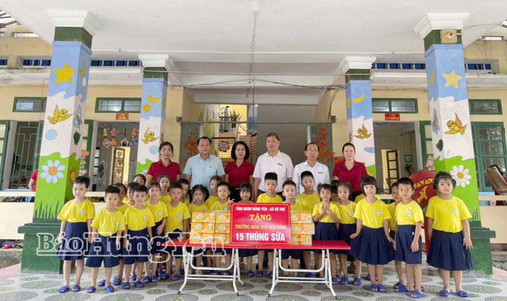 Đại diện lãnh đạo xã Vũ Thư trao sữa tặng Trường Mầm non Hòa Bình.