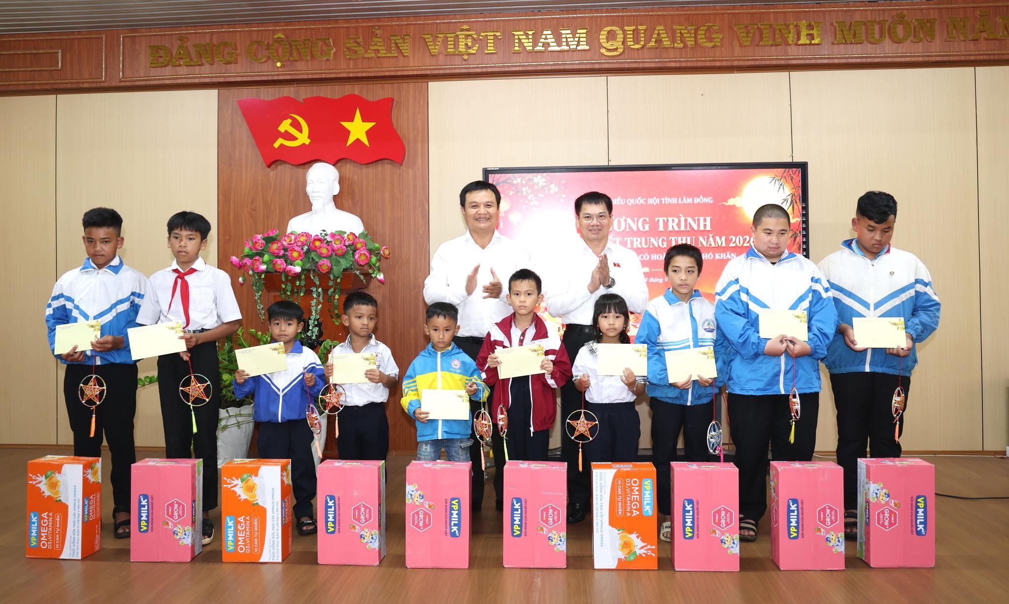 Đồng chí Dương Khắc Mai và lãnh đạo UBND xã Bảo Lâm 1 tặng quà cho học sinh các trường trên địa bàn