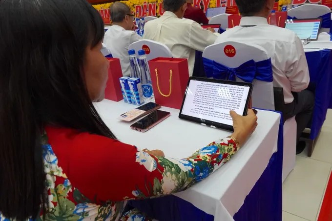 Đại biểu nghiên cứu tài liệu qua app đại hội