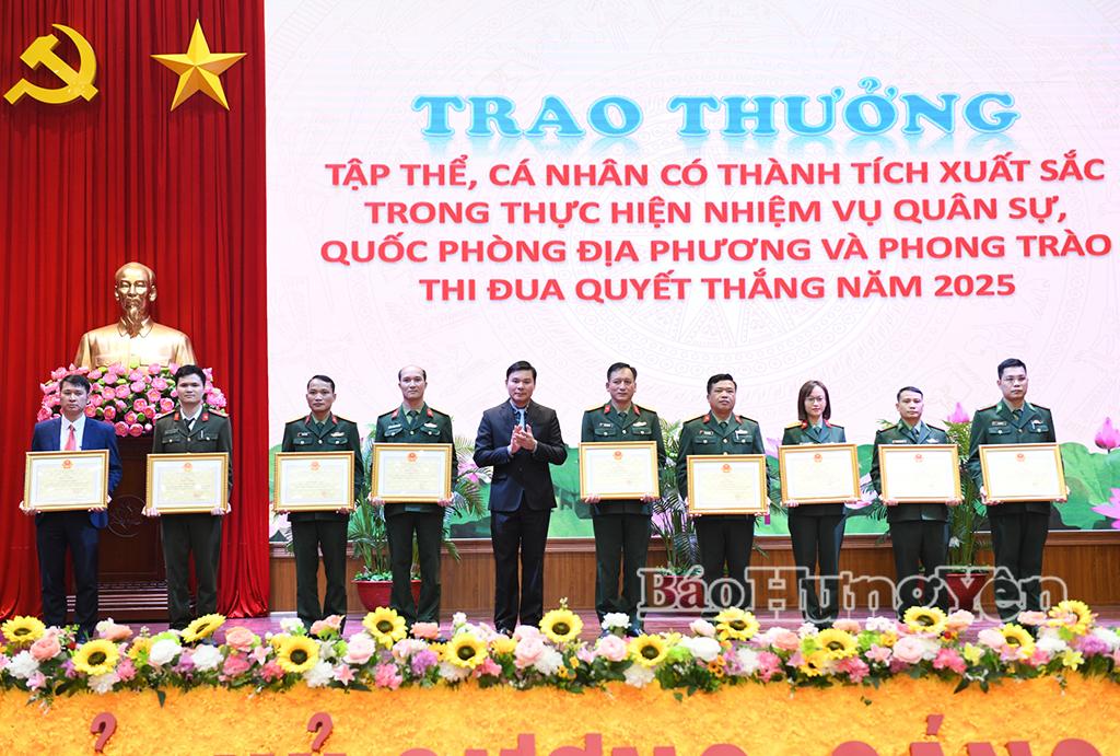 Đồng chí Phó Chủ tịch Thường trực UBND tỉnh Nguyễn Lê Huy trao Bằng khen tặng các tập thể, cá nhân có thành tích xuất sắc trong thực hiện phong trào “Thi đua Quyết thắng” năm 2025.