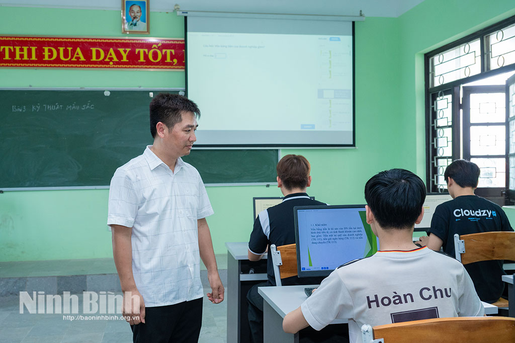 Học sinh Trường Cao đẳng Cơ điện nông nghiệp và môi trường khai thác học liệu số trong giờ học. Ảnh: Ngọc Linh