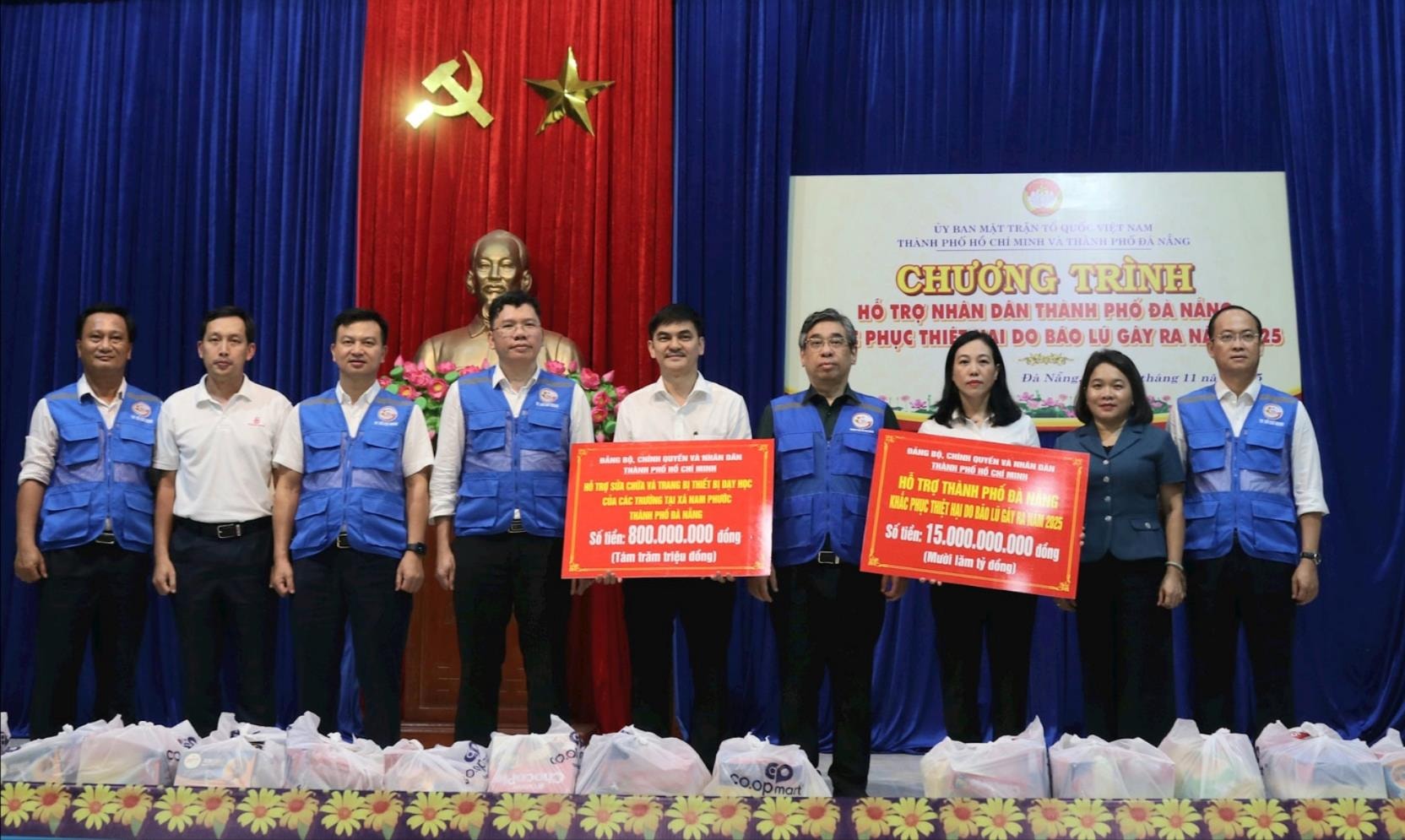 Đoàn trao bảng hỗ trợ 15 tỷ đồng giúp người dân bị ảnh hưởng mưa lũ của thành phố Đà Nẵng sớm ổn định đời sống và trao 800 triệu đồng hỗ trợ các trường học của xã Nam Phước. Ảnh: HOÀNG LIÊN