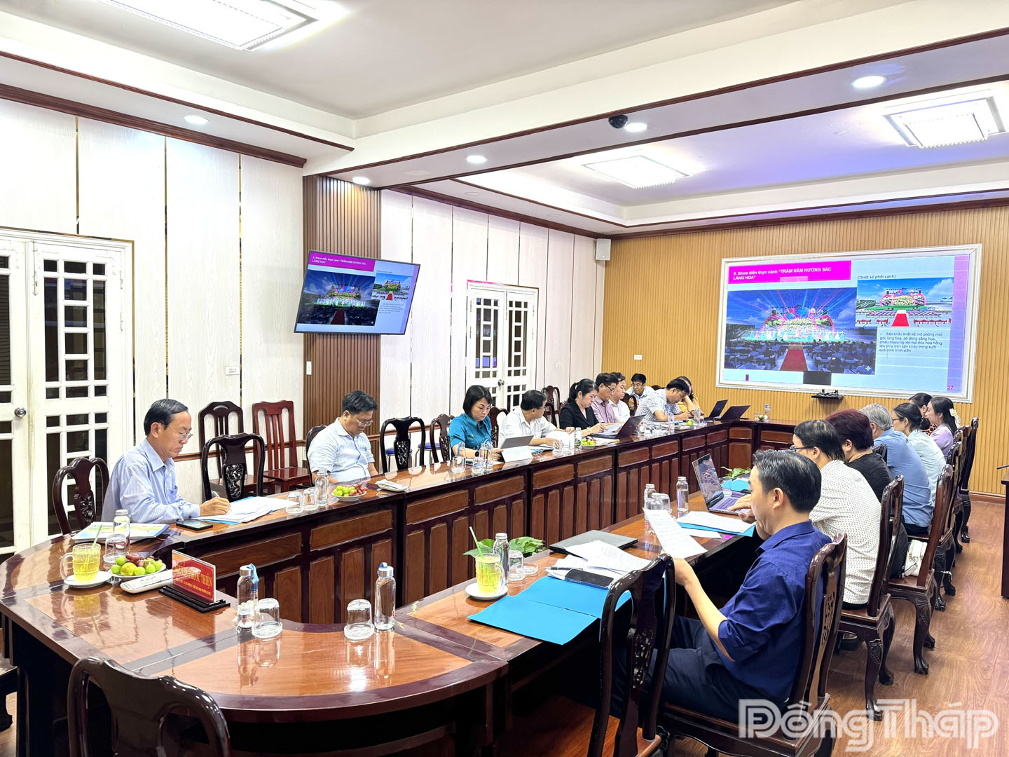 Quang cảnh buổi làm việc