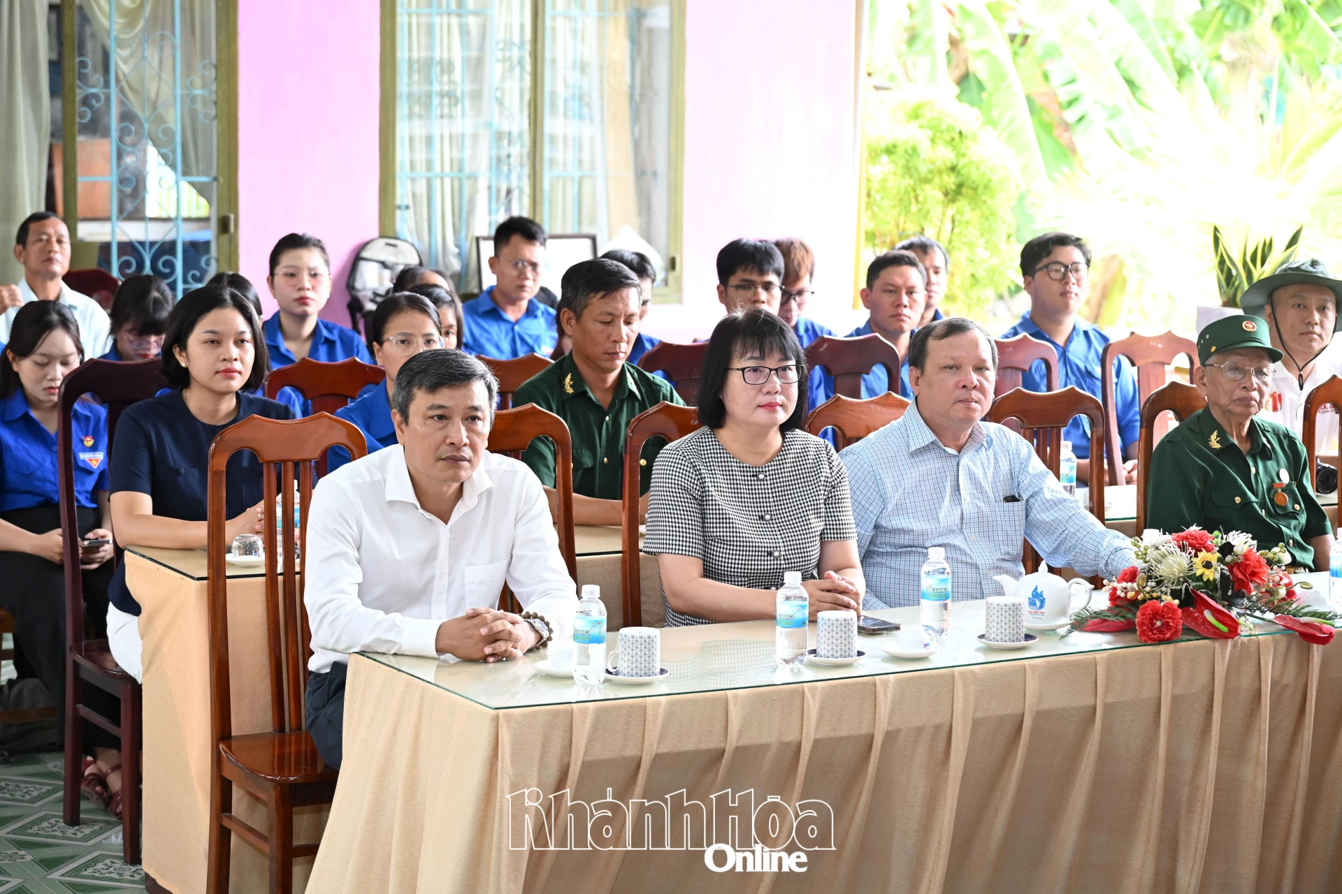 Ông Trần Nam Bình – Bí thư Đảng ủy, Chủ tịch HĐND phường (hàng trên, bên trái) cùng lãnh đạo phường và các đại biểu tham dự buổi lễ.