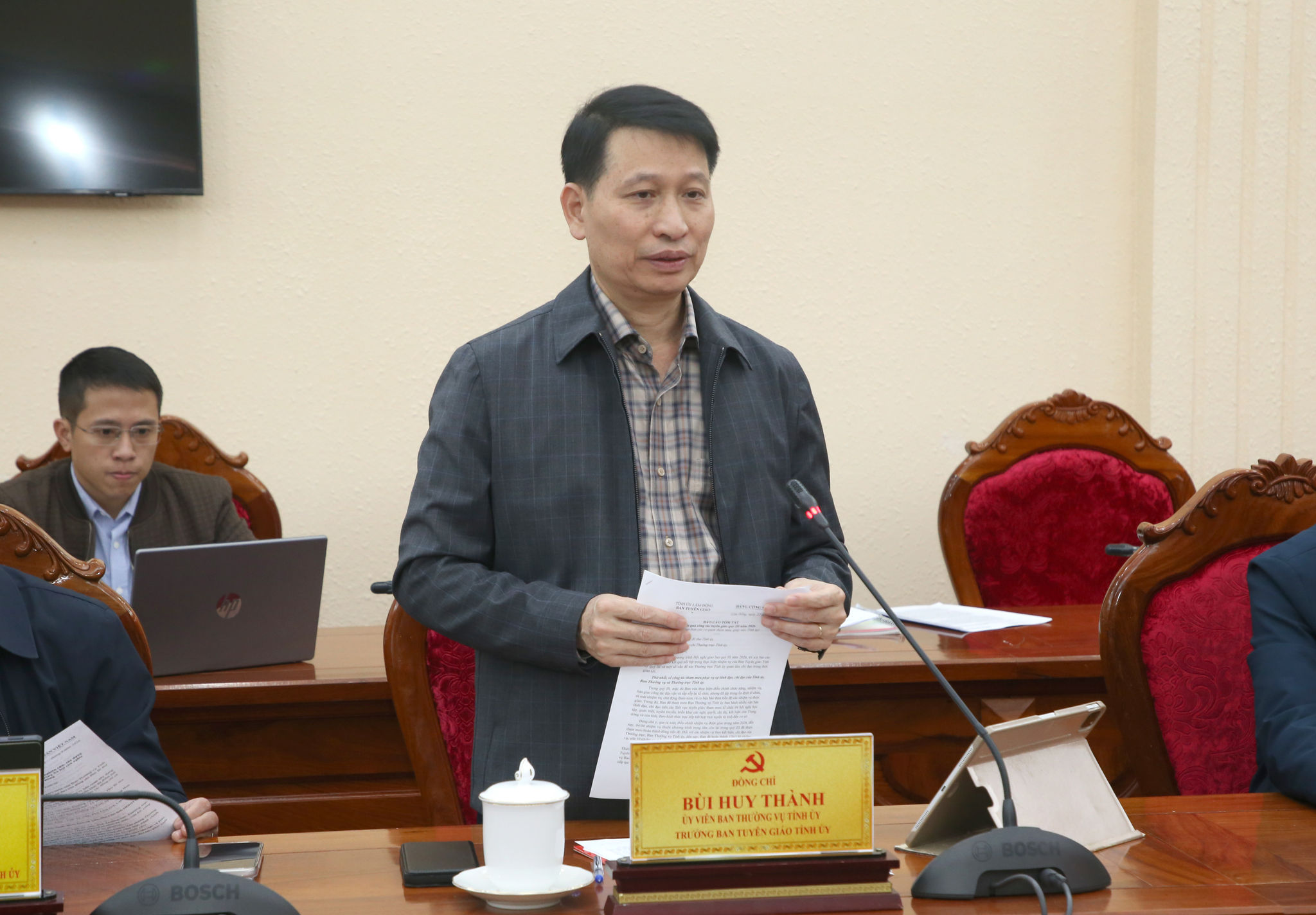 Đồng chí Bùi Huy Thành, Ủy viên Ban Thường vụ Tỉnh ủy, Trưởng Ban Tuyên giáo Tỉnh ủy báo cáo tại hội nghị