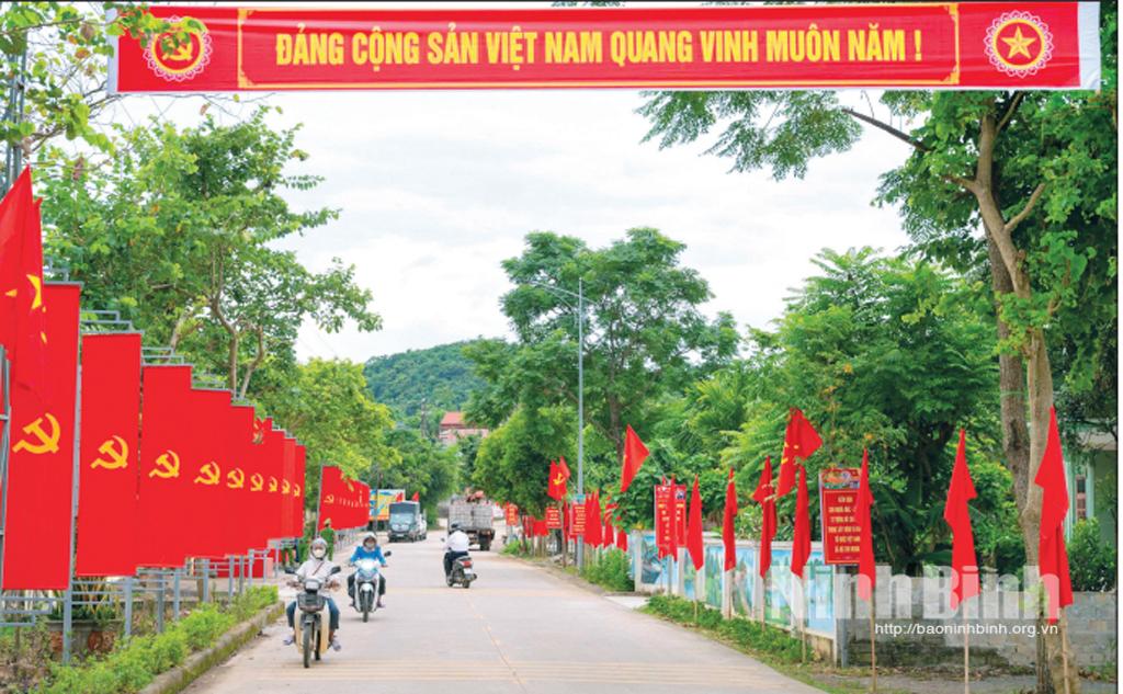 Trang hoàng băng rôn, khẩu hiệu chào mừng Đại hội đại biểu Đảng bộ tỉnh lần thứ I, nhiệm kỳ 2025-2030 tại một tuyến giao thông ở xã Cúc Phương. Ảnh: Ngọc Linh