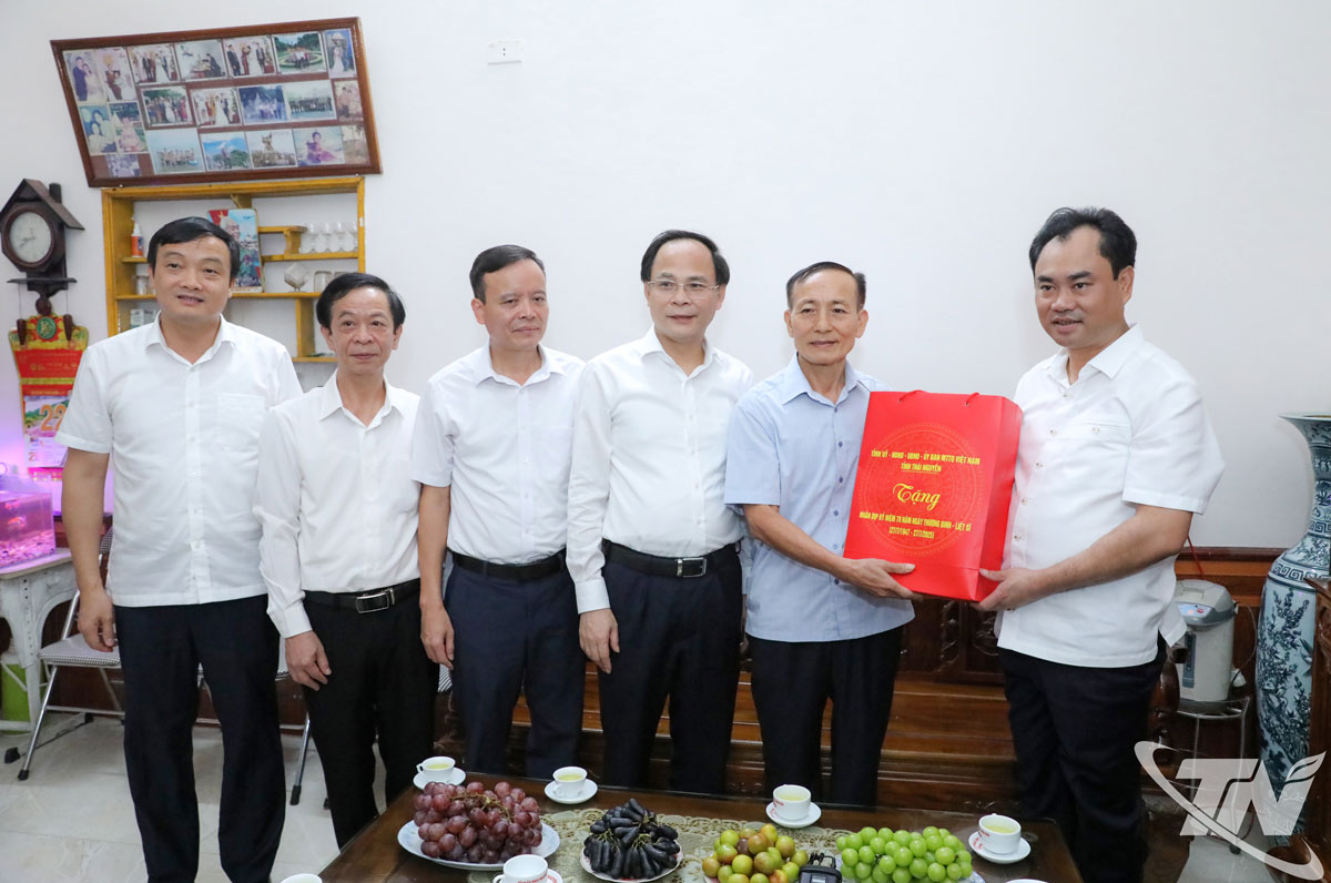 Đồng chí Bí thư Tỉnh ủy Trịnh Việt Hùng tặng quà thương binh Nghiêm Ngọc Tính.