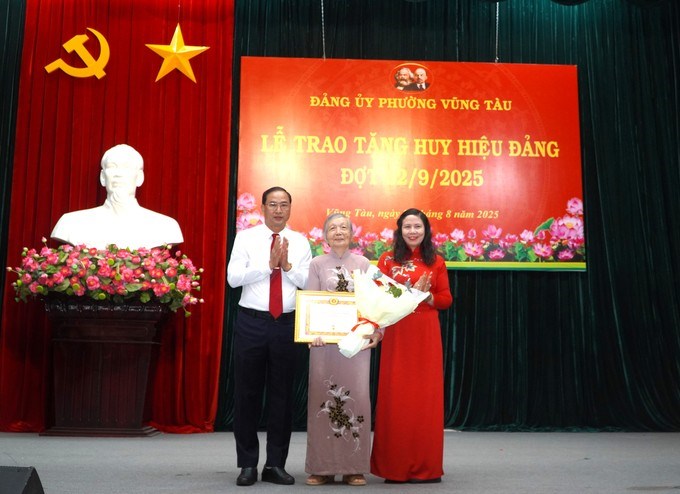 Trao tặng Huy hiệu 65 năm tuổi Đảng cho đảng viên Nguyễn Thị Đoan (sinh năm 1933), sinh hoạt tại Chi bộ 24, Đảng bộ phường Vũng Tàu, TPHCM