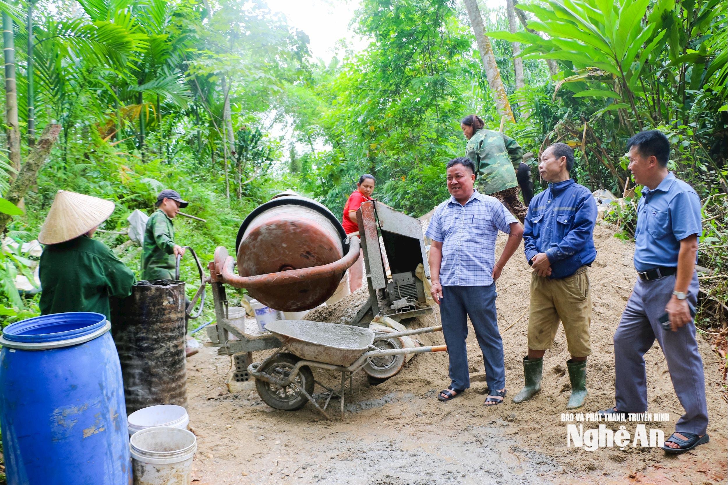 Chi ủy, ban quản lý bản Na Cày xã Tiền Phong, chỉ đạo người dân làm đường giao thông nông thôn từ nguồn xi măng hỗ trợ của nhà nước. Ảnh: KL