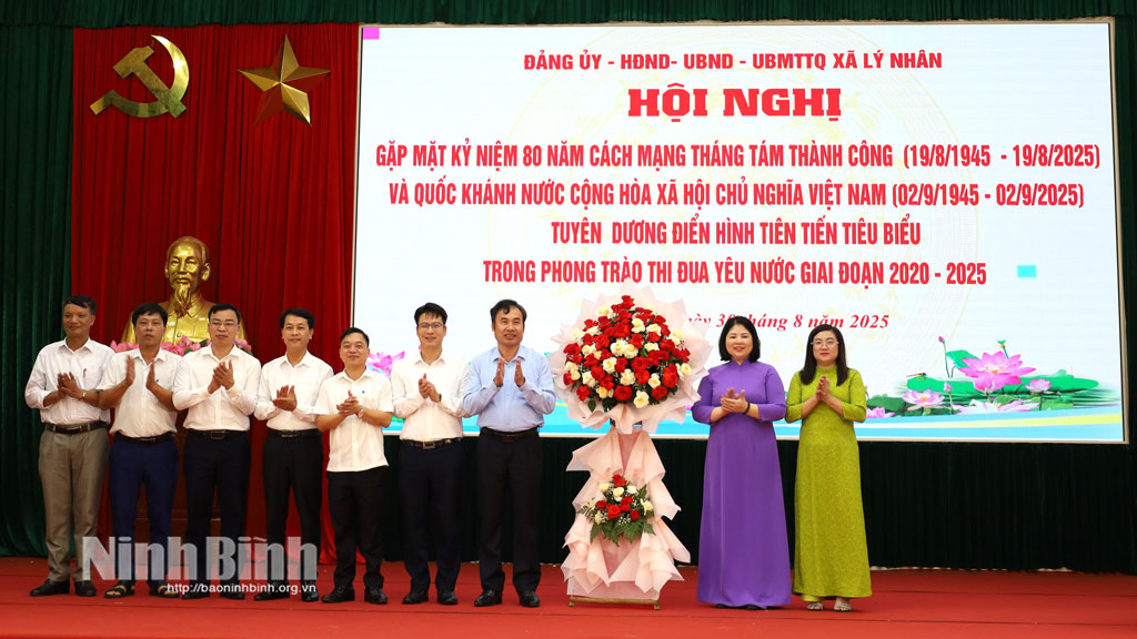 Đại diện lãnh đạo Sở Nội vụ tặng hoa chúc mừng.