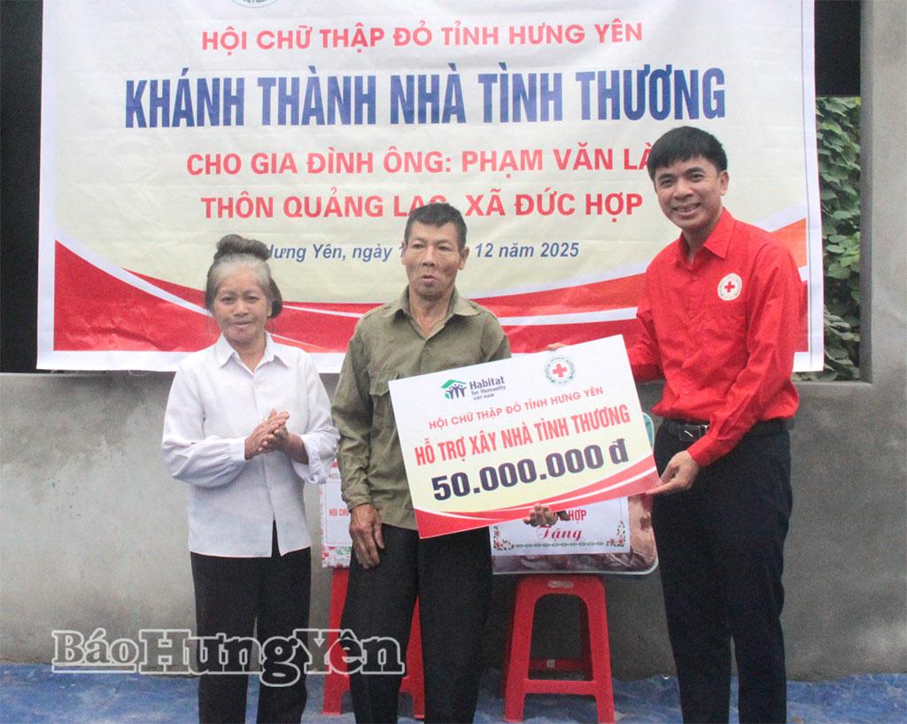 Lãnh đạo Hội Chữ thập đỏ tỉnh trao kinh phí hỗ trợ xây nhà tặng gia đình ông Phạm Văn Là.