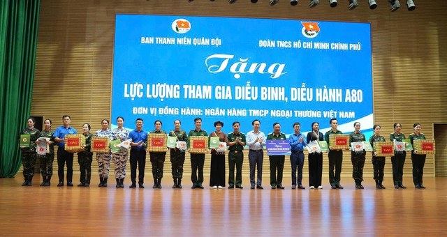 Đoàn Thanh niên Chính phủ thăm, động viên lực lượng diễu binh, diễu hành dịp kỷ niệm 80 năm Ngày Quốc khánh- Ảnh 2.