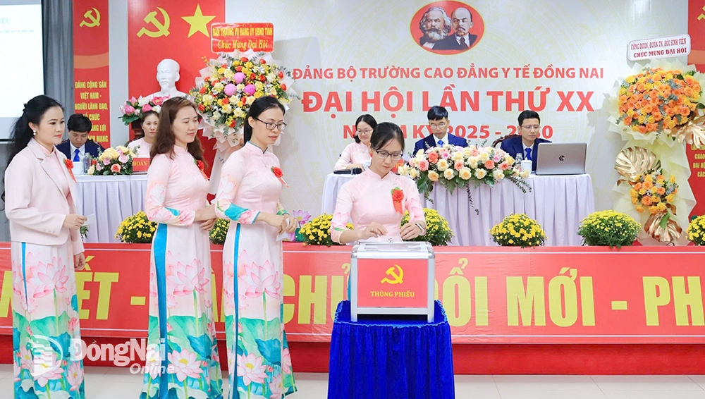 Các đảng viên Đảng bộ Trường cao đẳng Y tế Đồng Nai bỏ phiếu bầu cấp ủy nhiệm kỳ 2025-2030. Ảnh: Phương Hằng