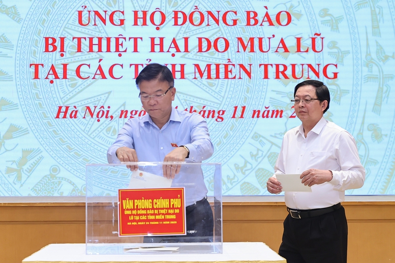 Thủ tướng Phạm Minh Chính cùng lãnh đạo Chính phủ và tập thể VPCP ủng hộ đồng bào vùng thiên tai- Ảnh 5.