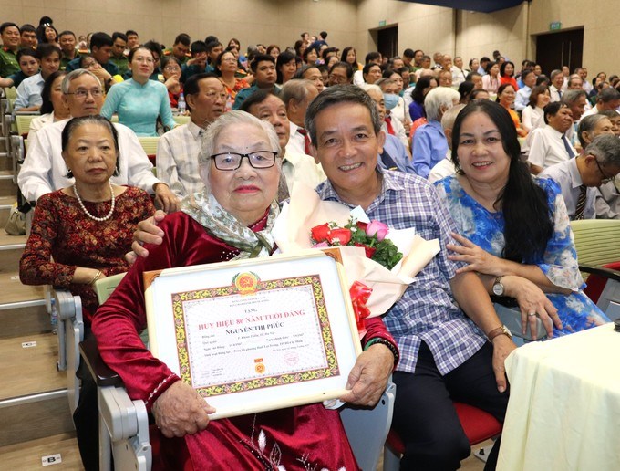 Đồng chí Nguyễn Thị Phúc trong niềm vui nhận Huy hiệu 80 năm tuổi Đảng