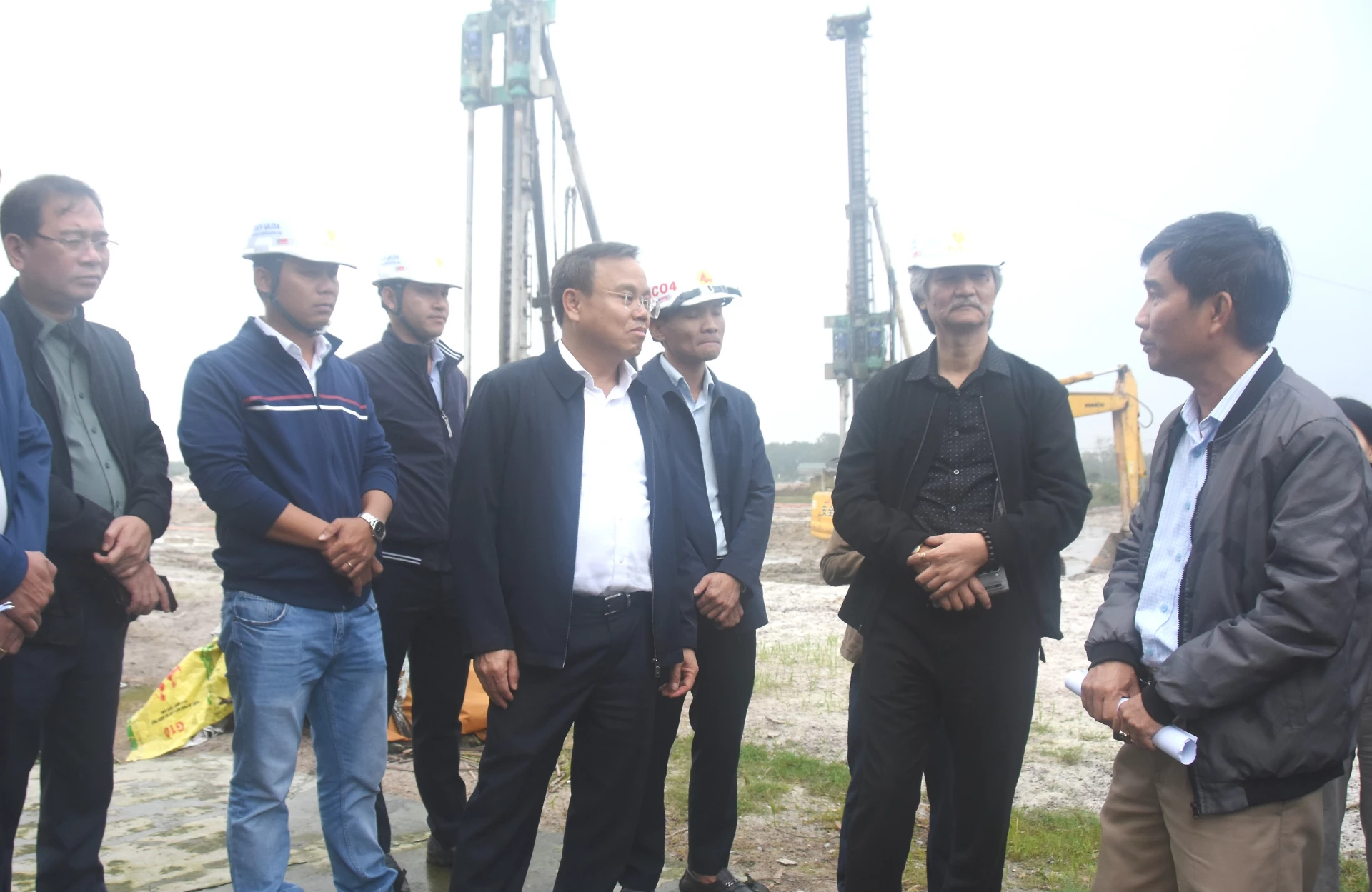 Đồng chí Lê Đức Tiến, Phó Chủ tịch UBND tỉnh kiểm tra xây dựng hạng mục đường cất hạ cánh Cảng hàng không Quảng Trị - Ảnh: ĐV