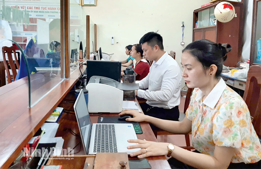 Cán bộ phường Duy Tân giải quyết các thủ tục hành chính trên môi trường số.