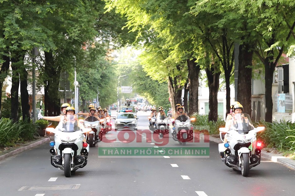 Các lực lượng ra quân diễu hành, biểu dương lực lượng trên đường phố. (Ảnh: Congan.com.vn)