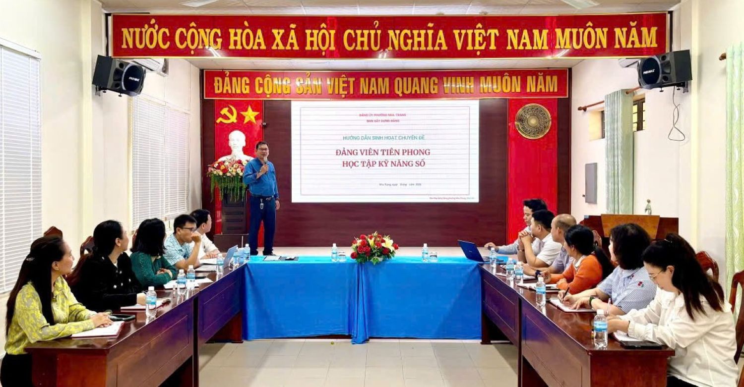 Chi bộ Ban Xây dựng Đảng phường Nha Trang tổ chức sinh hoạt chuyên đề Đảng viên tiên phong học tập kỹ năng số.