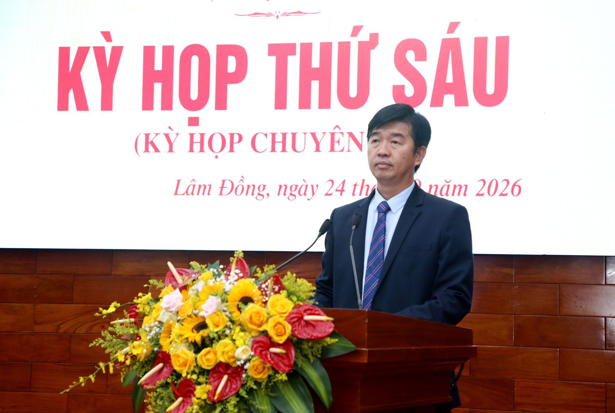 Đồng chí Phan Nguyễn Hoàng Tân, Tỉnh ủy viên, Giám đốc Sở Nông nghiệp và Môi trường trình bày tờ trình các dự thảo nghị quyết tại kỳ họp