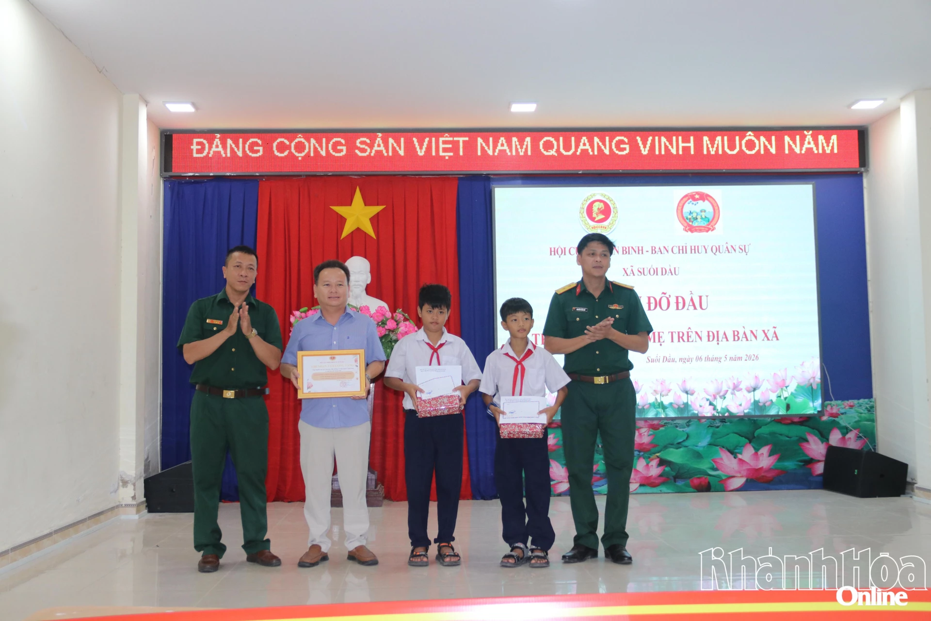 Trao quà cho trẻ em mồ côi được nhận đỡ đầu và tri ân mạnh thường quân.