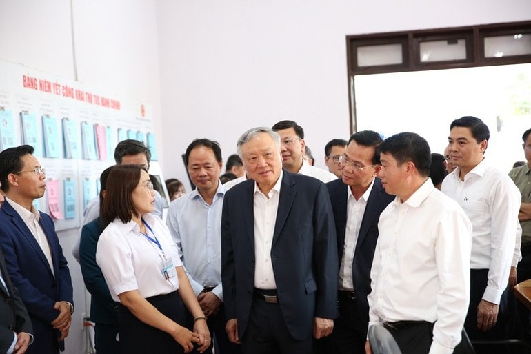 Phó Thủ tướng Thường trực Chính phủ Nguyễn Hòa Bình tới thăm và làm việc với xã Đức Trọng (tỉnh Lâm Đồng) về tổ chức, vận hành Trung tâm Phục vụ hành chính công ngày 30/6/2025. Phó Thủ tướng Thường trực Chính phủ Nguyễn Hòa Bình tới thăm và làm việc với xã Đức Trọng (tỉnh Lâm Đồng) về tổ chức, vận hành Trung tâm Phục vụ hành chính công ngày 30/6/2025.