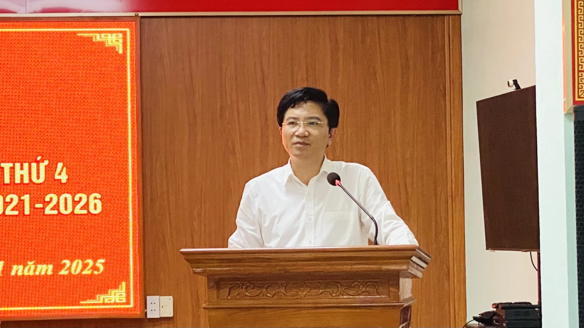 Đồng chí Trương An Ninh - Ủy viên Ban Thường vụ Tỉnh ủy, Trưởng Ban Tuyên giáo và Dân vận Tỉnh ủy phát biểu tại buổi tiếp xúc cử tri - Ảnh: N.L