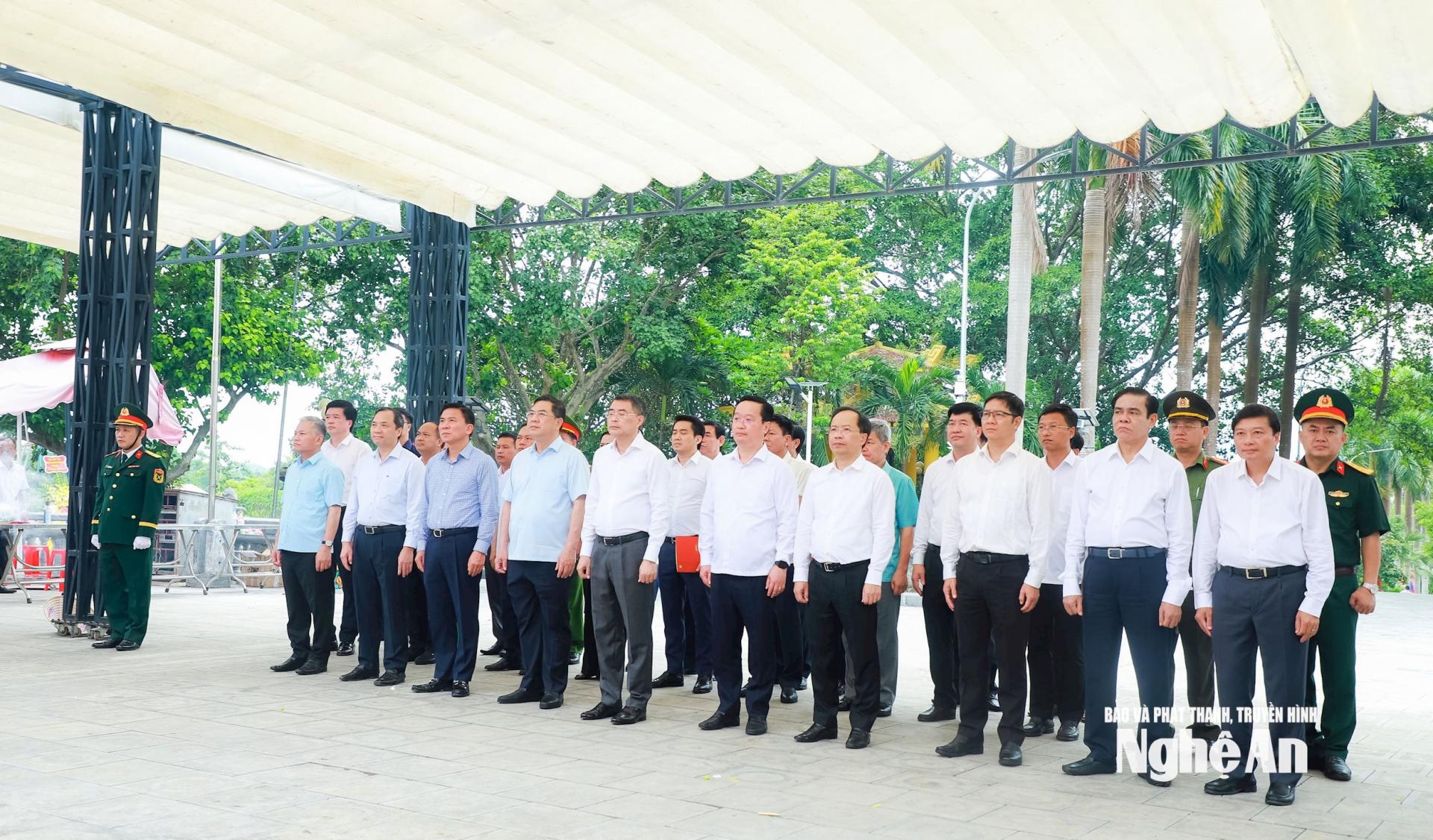 Các đại biểu thực hiện Lễ tưởng niệm tại Đài tưởng niệm Nghĩa trang liệt sĩ quốc tế Việt - Lào. Ảnh: Thành Duy