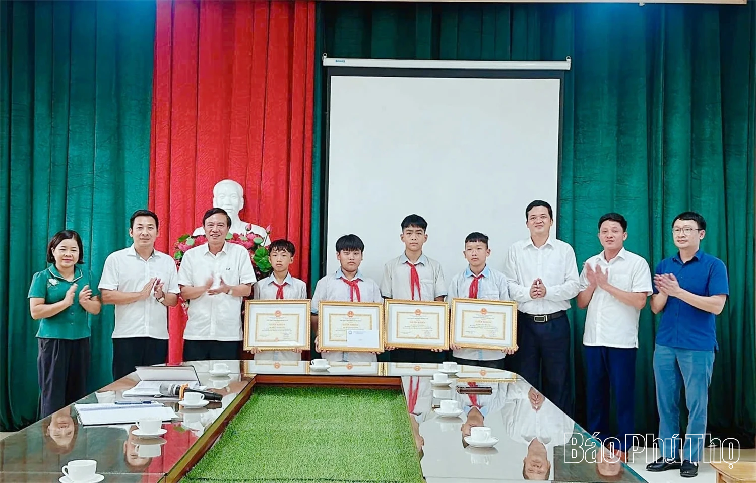 UBND xã Tu Vũ tuyên dương, khen thưởng học sinh nhặt được của rơi, trả lại người đánh mất