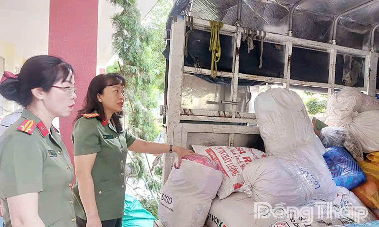 Ảnh 3: Đại tá Võ Thị Hoài Ngọc (bìa phải), Phó Giám đốc Công an tỉnh kiểm tra hàng cứu trợ chuẩn bị vận chuyển