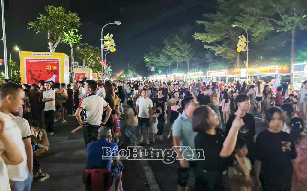 Đông đảo các tầng lớp nhân dân đến tham dự chương trình nghệ thuật và chiêm ngưỡng màn bắn pháo hoa tại Công viên Kỳ Bá, phường Trần Lãm.