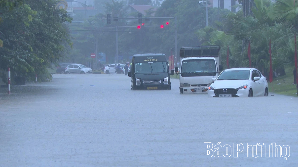 Mưa lớn gây ngập úng tại phường Việt Trì