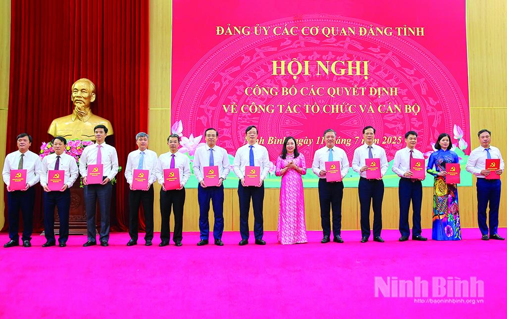 Đồng chí Đinh Thị Lụa, Phó Bí thư Thường trực Tỉnh ủy, Bí thư Đảng ủy các cơ quan Đảng tỉnh trao các quyết định thành lập 12 tổ chức cơ sở đảng trực thuộc Đảng bộ các cơ quan Đảng tỉnh. Ảnh: Anh Tuấn