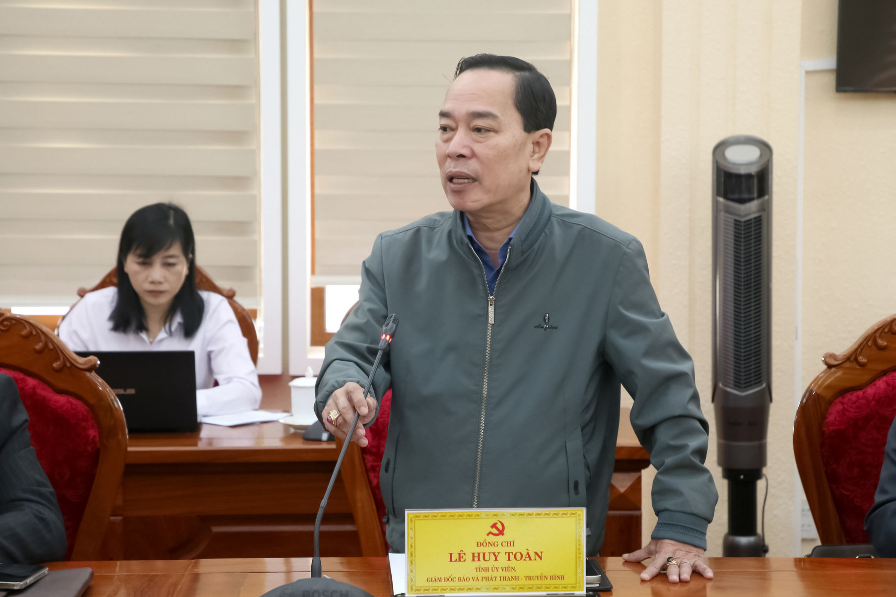 dong-chi-le-huy-toan-tinh-uy-vien-giam-doc-bao-va-phat-thanh-truyen-hinh-lam-dong-neu-kien-nghi-tai-hoi-nghi(1).jpg