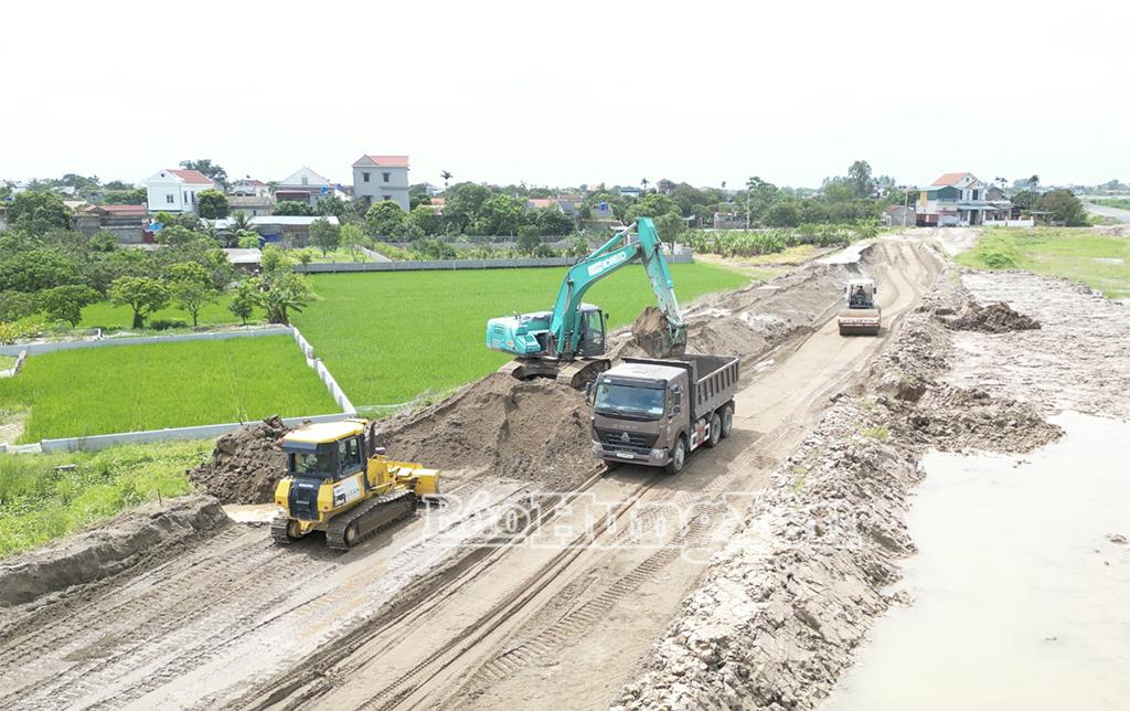 Thi công tuyến đường Tân Phúc - Võng Phan.