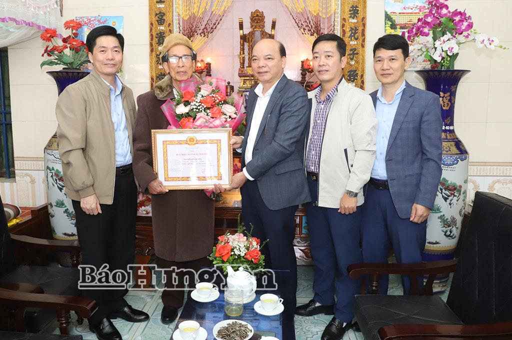 Đồng chí Đặng Thanh Giang, Ủy viên Ban Thường vụ Tỉnh ủy, Phó Chủ tịch HĐND tỉnh trao Huy hiệu 70 năm tuổi Đảng tặng đảng viên Nguyễn Thái Bường. Ảnh: Nguyễn Quỳnh