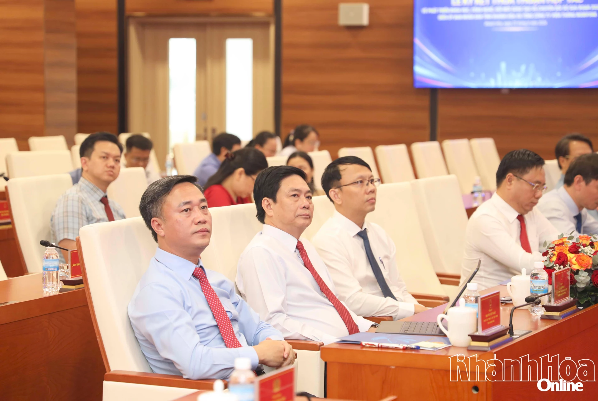 Các đồng chí lãnh đạo tỉnh dự lễ ký kết.