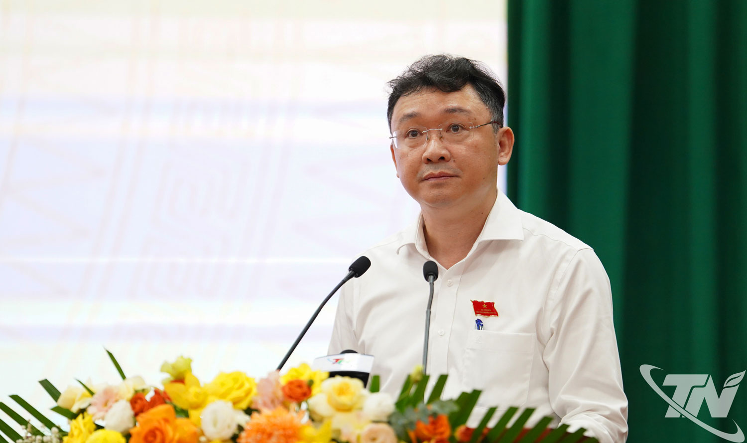 Lãnh đạo các sở, ngành giải trình, làm rõ một số nội dung chất vấn của đại biểu HĐND tỉnh.