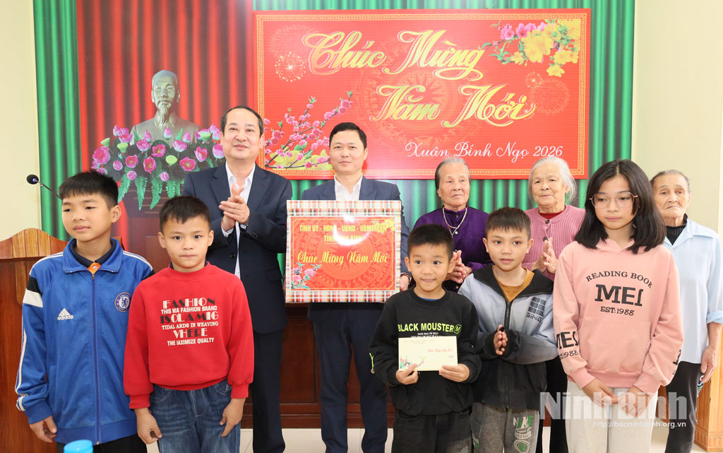 Đồng ch&iacute; Mai Văn Tuất, Ph&oacute; B&iacute; thư Tỉnh ủy, Chủ tịch Ủy ban MTTQ Việt Nam tỉnh tặng qu&agrave; Tết Trung t&acirc;m Bảo trợ x&atilde; hội H&agrave; Nam (cơ sở 2) tại phường L&yacute; Thường Kiệt.