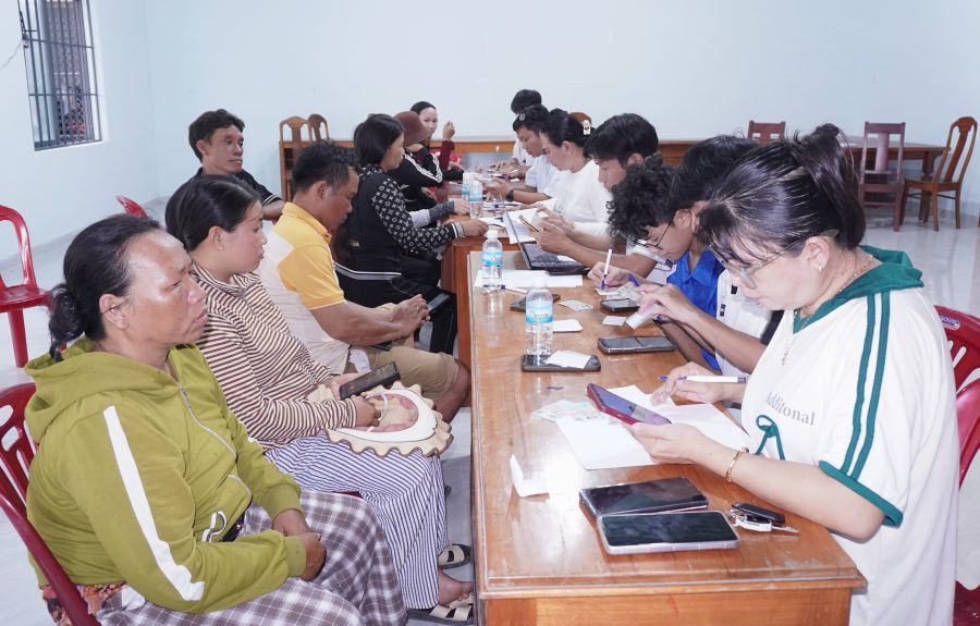 Người dân thôn 14 đến Nhà sinh hoạt cộng đồng thôn để thực hiện cài đặt, kích hoạt Sổ sức khỏe điện tử.