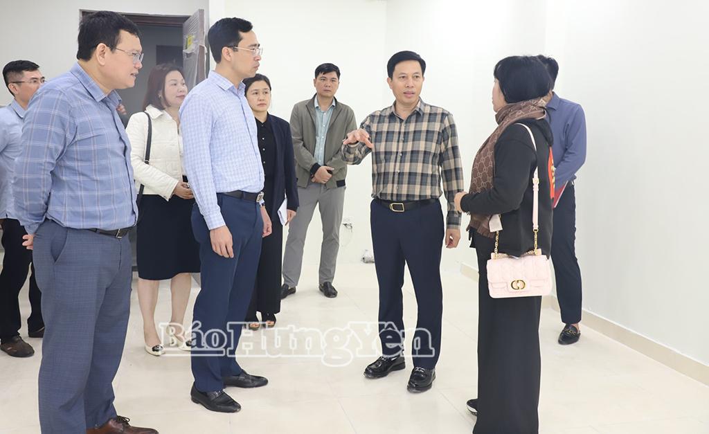 Đồng chí Phó Chủ tịch UBND tỉnh Lại Văn Hoàn kiểm tra tiến độ thực hiện dự án đầu tư xây dựng nhà ở xã hội, nhà ở thương mại Lạc Hồng Phúc (phường Mỹ Hào).
