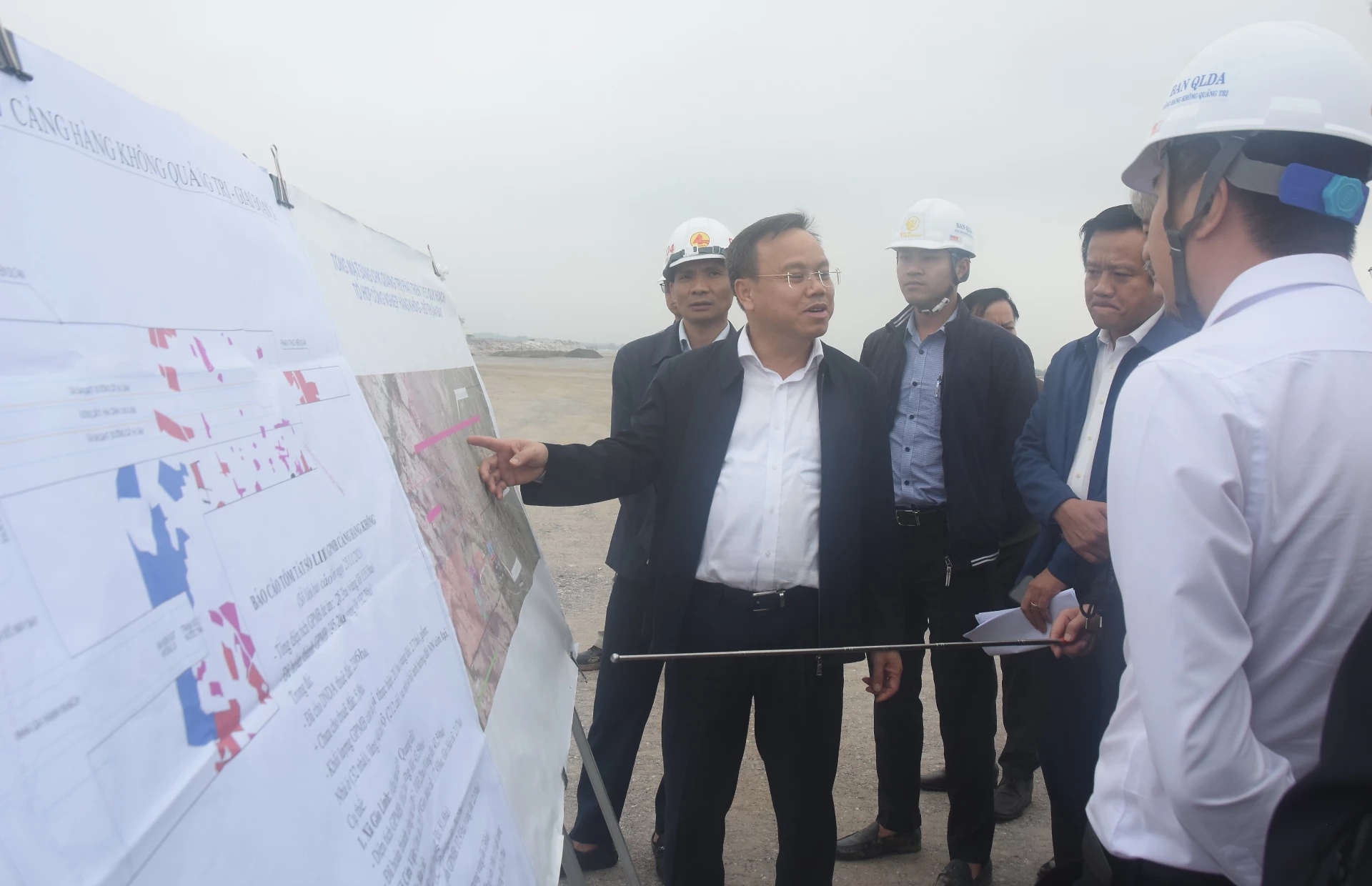 Đồng chí Lê Đức Tiến, Phó Chủ tịch UBND tỉnh kiểm tra tình hình thực hiện Dự án đầu tư xây dựng Cảng hàng không Quảng Trị - Ảnh: ĐV