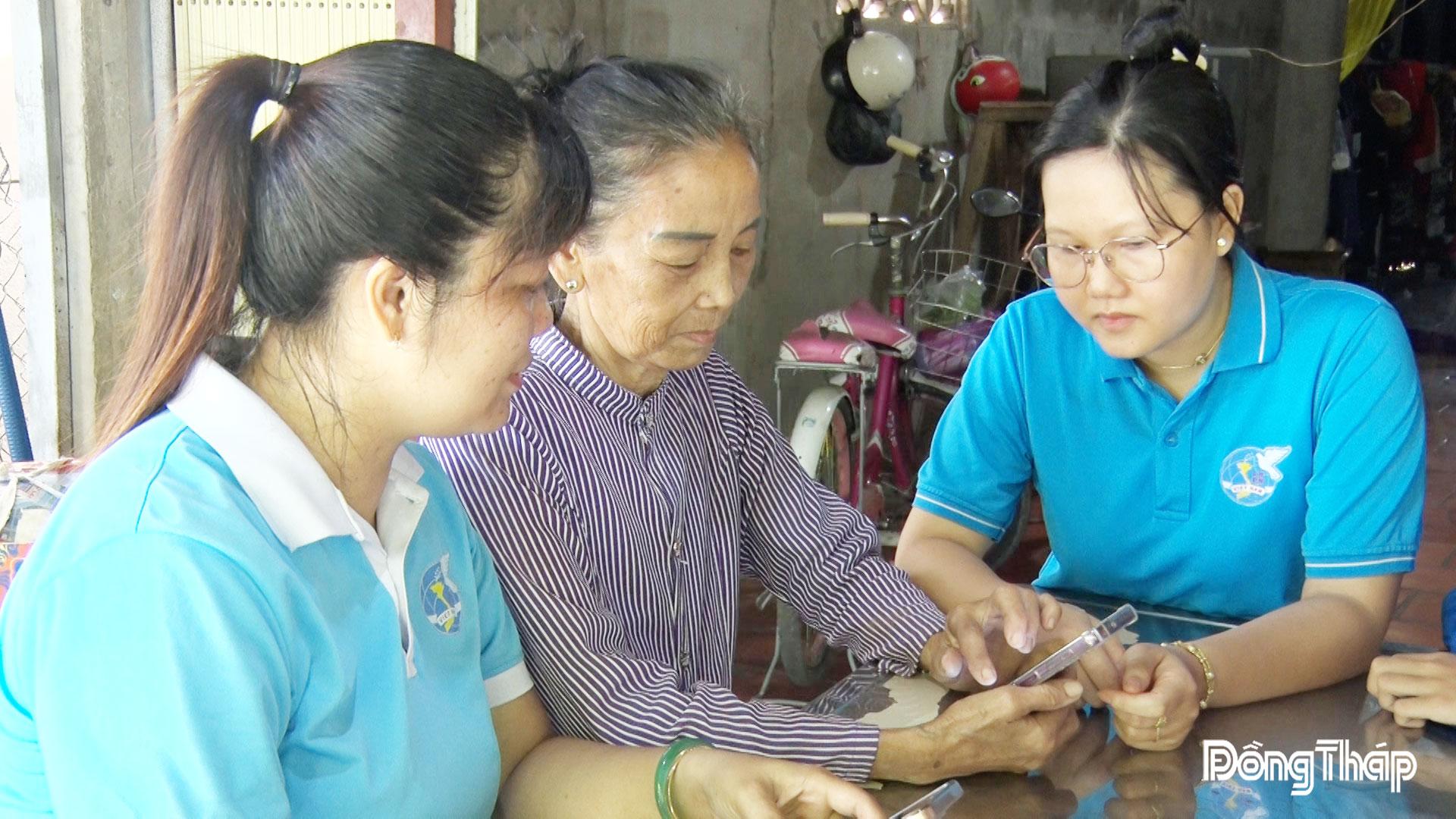 Tổ công nghệ số cộng đồng đến nhà dân hướng dẫn cài đặt, sử dụng tích hợp thẻ bảo hiểm y tế, kích hoạt Sổ sức khỏe điện tử và tạo tài khoản An sinh xã hội trên ứng dụng VneID.