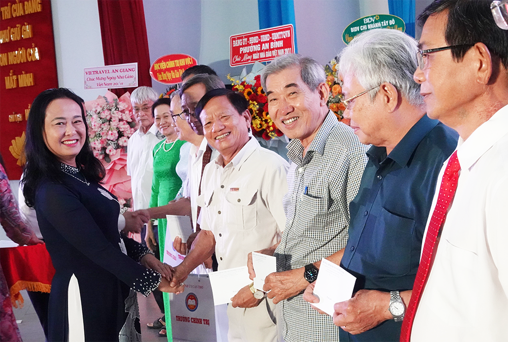 Trường Chính trị TP Cần Thơ kỷ niệm Ngày Nhà giáo Việt Nam