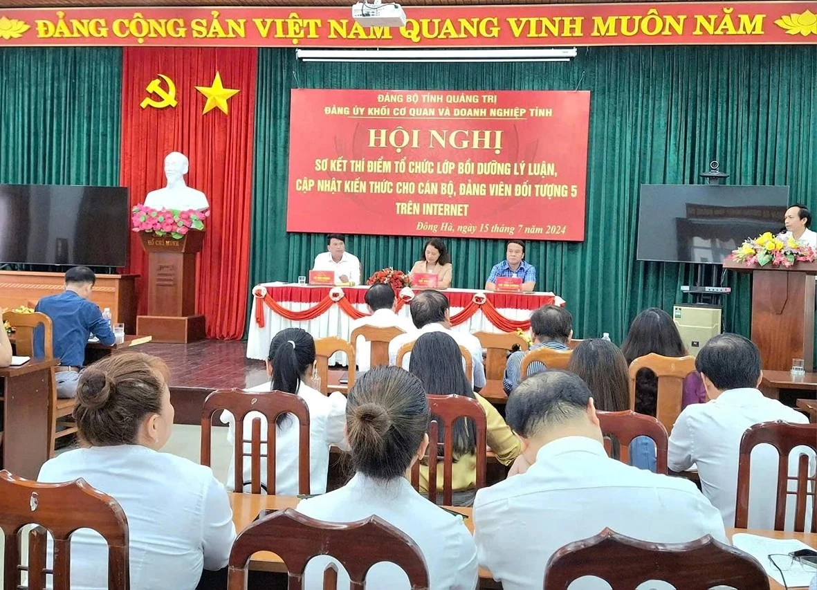 Đảng bộ Khối Cơ quan và Doanh nghiệp tỉnh tổ chức sơ kết lớp thí điểm bồi dưỡng lý luận, cập nhật kiến thức cho cán bộ, đảng viên đối tượng 5 trên internet -Ảnh: THU HÀ