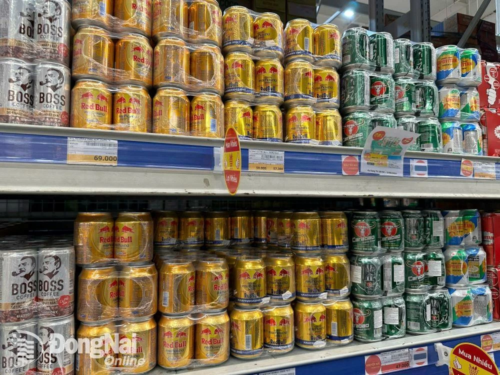 Các loại nước giải khát có hàm lượng đường trên 5g/100ml theo tiêu chuẩn quốc gia sẽ áp dụng Thuế tiêu thụ đặc biệt từ ngày 1-1-2026. Ảnh: Ngọc Liên
