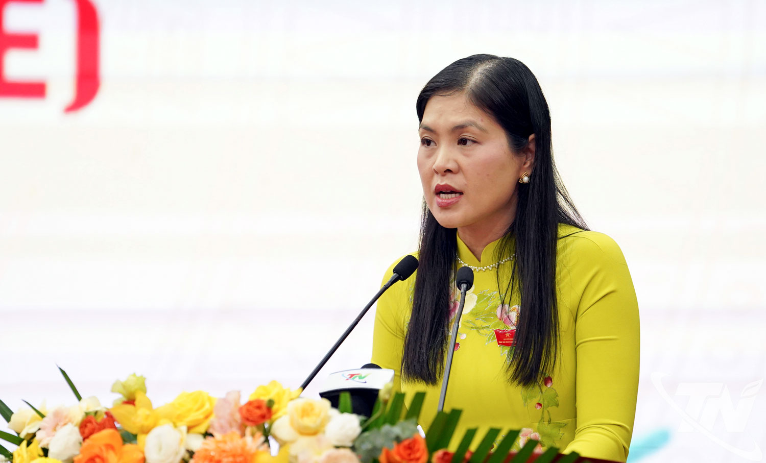 Các đồng chí lãnh đạo UBND tỉnh và lãnh đạo HĐND tỉnh trình bày các báo cáo, tờ trình tại Kỳ họp