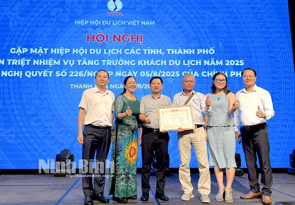 Hiệp hội Du lịch Ninh Bình nhận Bằng khen vì có thành tích xuất sắc trong triển khai Bộ tiêu chí Du lịch Xanh - VITA GREEN.
