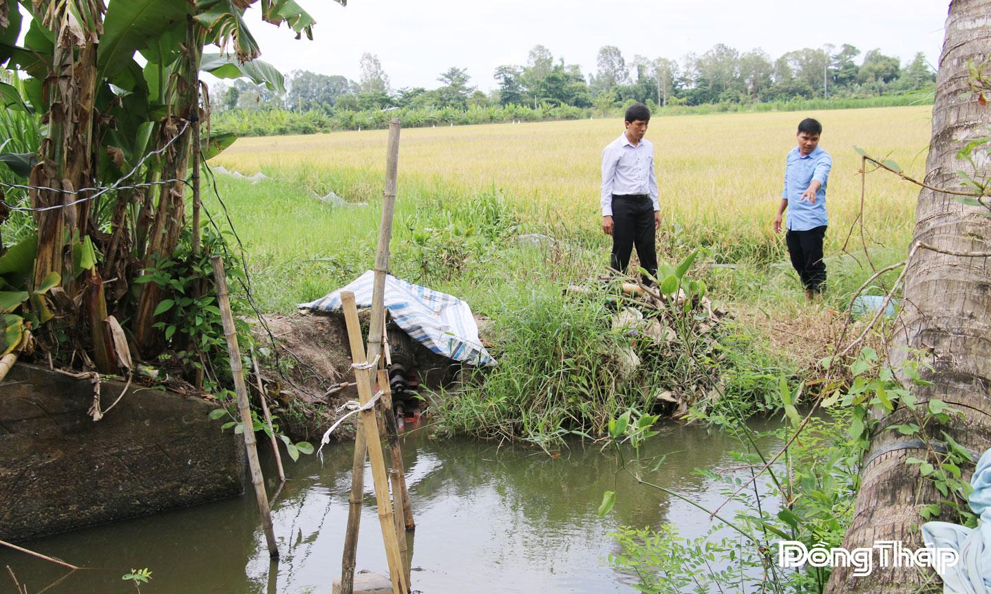 Lãnh đạo Ủy ban nhân dân xã Hòa Long chủ động kiểm tra các tuyến kênh, rạch để ứng phó lũ kết hợp triều cường.