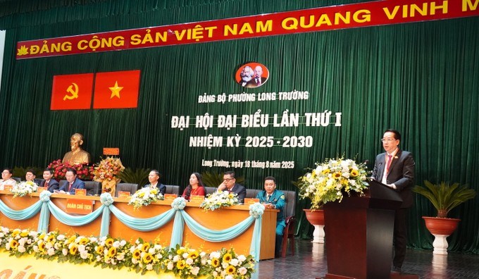 Bí thư Đảng ủy phường Long Trường Kiều Ngọc Vũ báo cáo tại đại hội (Ảnh SGGP)